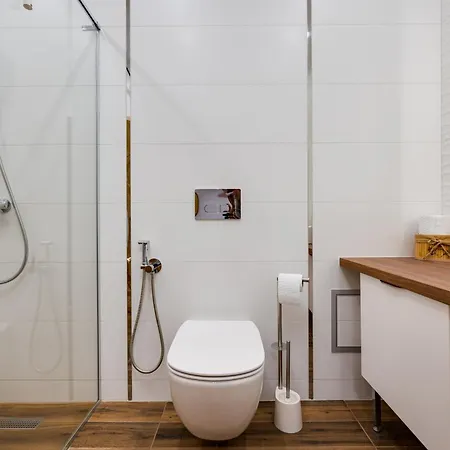 Stylish Flat With Parking For 4 Guest דירה וארנה